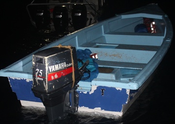 Coast Guard repatriates 14 migrants to the Dominican Republic