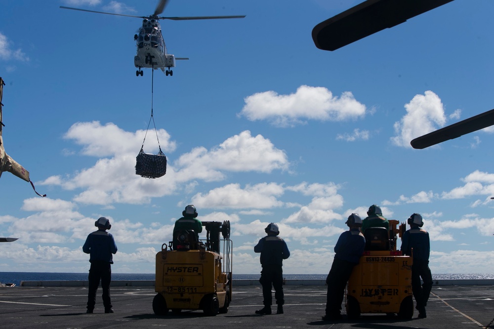 USS Green Bay conducts resupply at sea during Talisman Sabre 2019