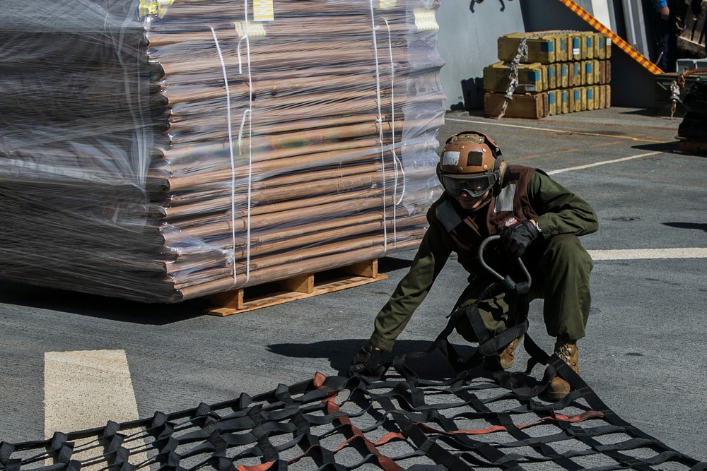 USS Green Bay conducts resupply at sea during Talisman Sabre 2019