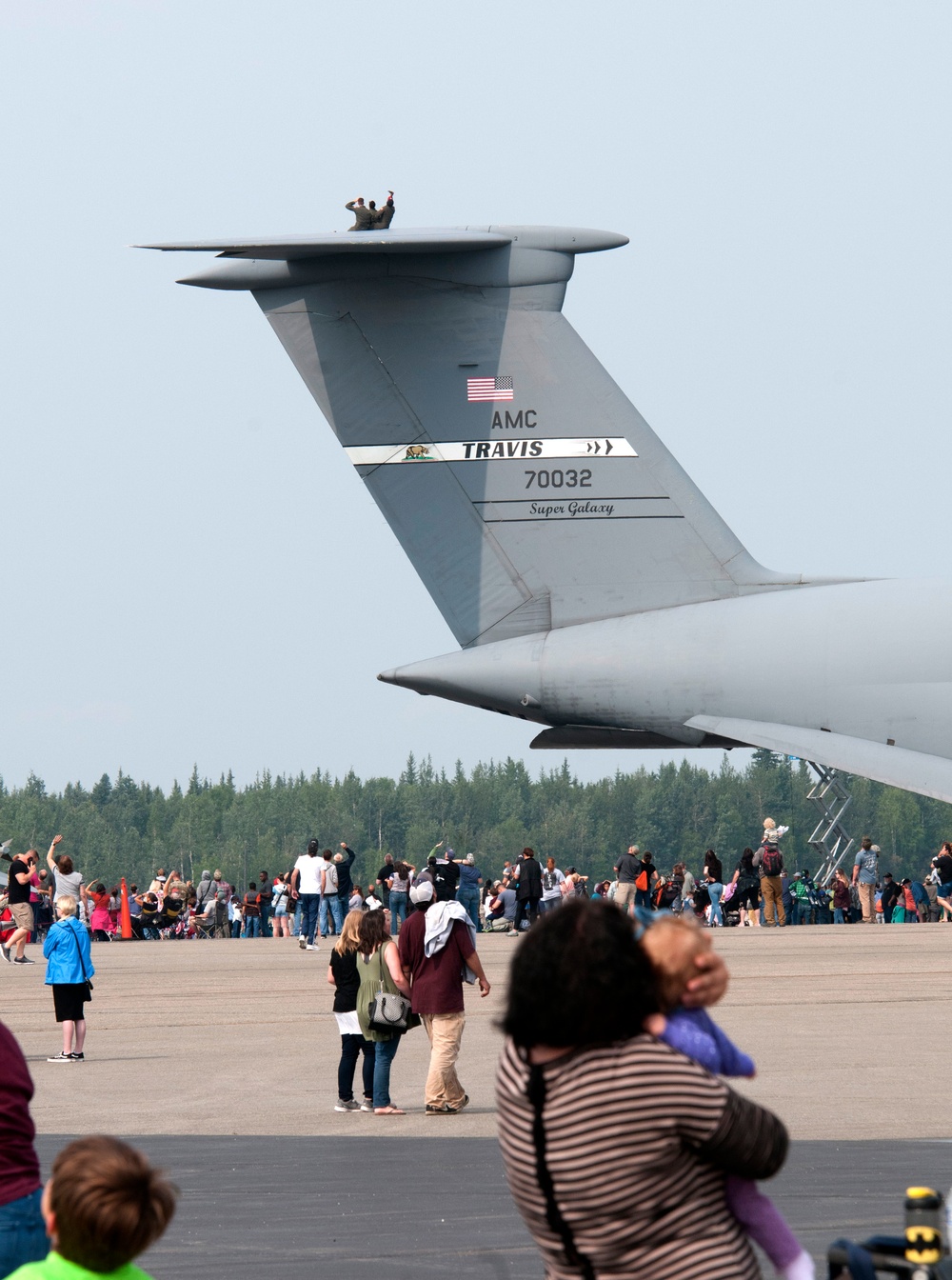 Arctic Lightning airshow brings crowds to Eielson