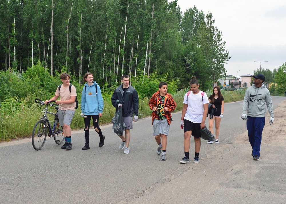 Ramstein Airmen, Polish community work together