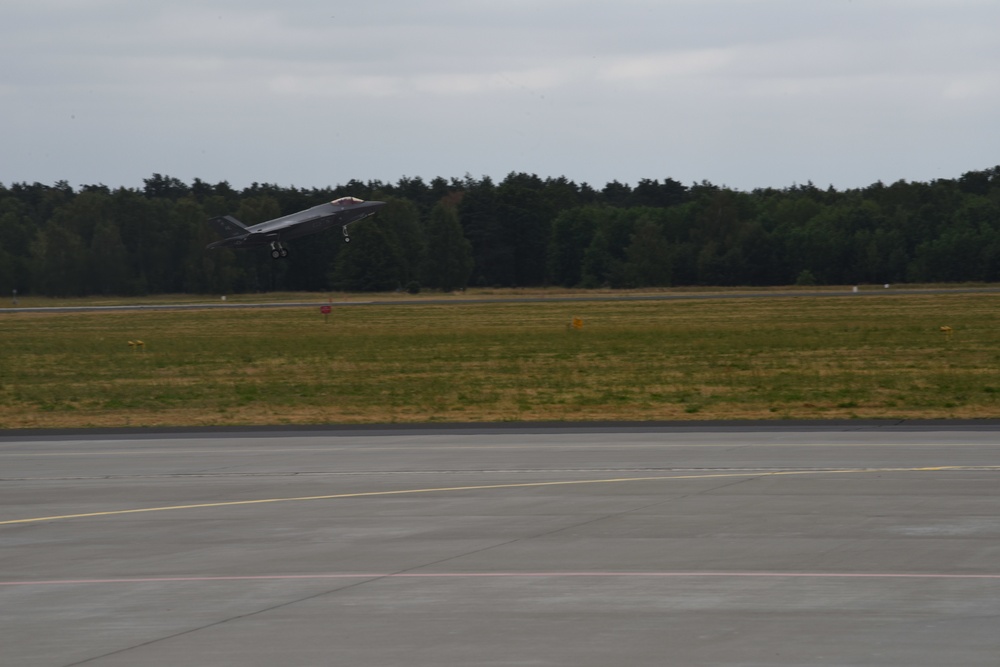 The first time ever; U.S. Air Force's F-35 aircraft land in Poland