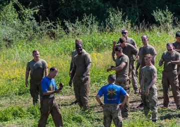 1 ID, 1 CAB Soldiers do Rugged Terrain Course