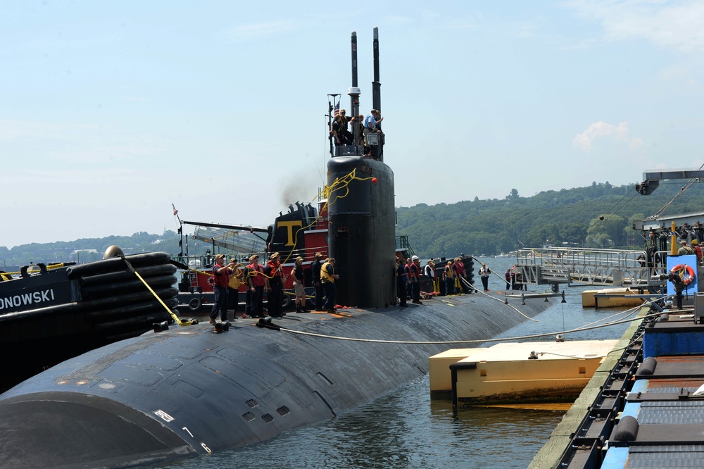 USS Santa Fe (SSN 763) arrives at Naval Submarine Base New London