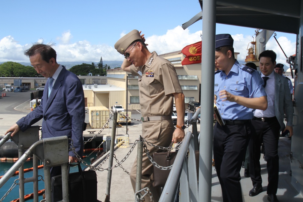 8th TSC and ROK Army tour the LSV2