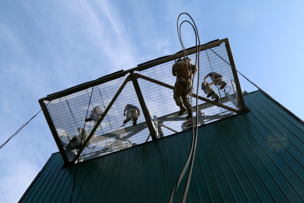 Alaskan Soldiers rappel in Air Assault School