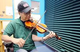 Camp Zama violin instructor places second in National Oldtime Fiddlers’ Contest