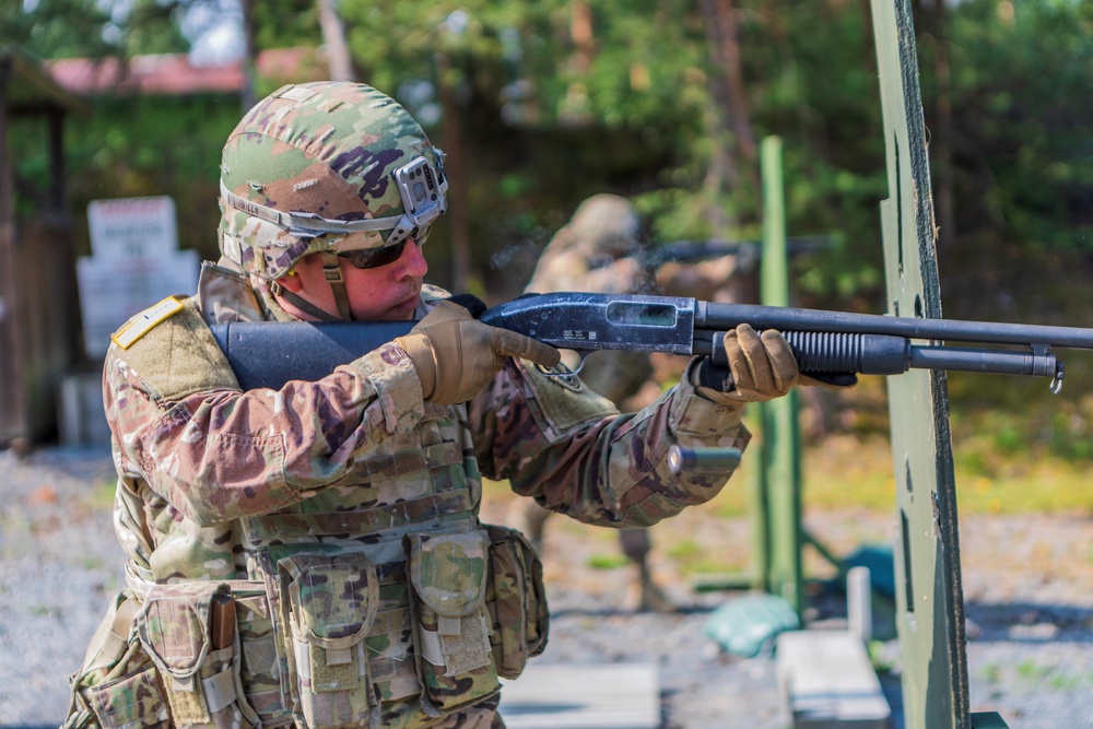 2CR Soldiers qualify on the M500 shotgun