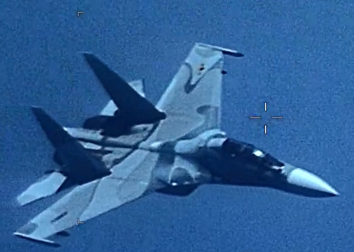 Venezuela SU-30 Flanker Aggressively Shadows a U.S. EP-3 Aircraft