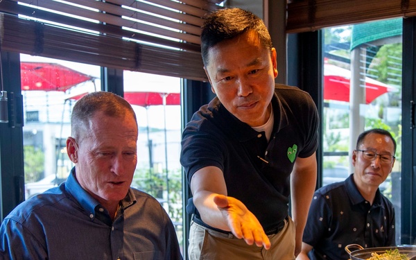 MCICOM Commander shares evening with key personnel from Republic of Korea