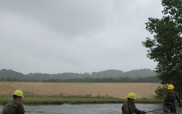 Soldiers dig deep for wheeled vehicle mechanic training