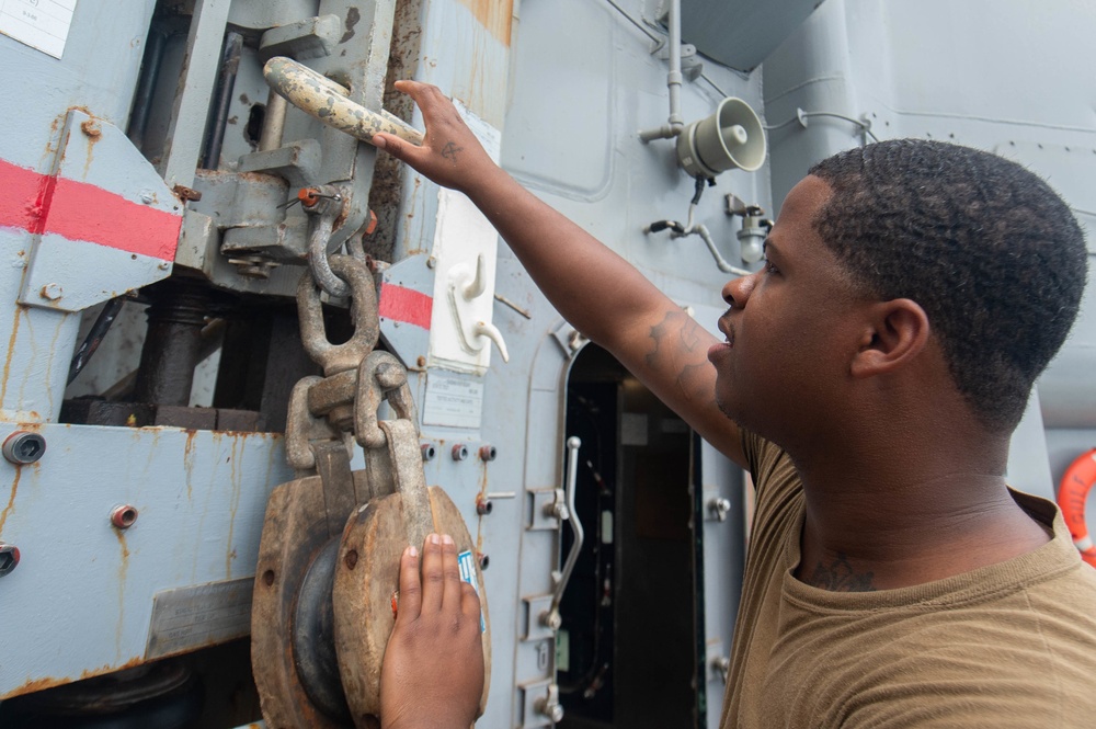 USS Leyte Gulf Underway