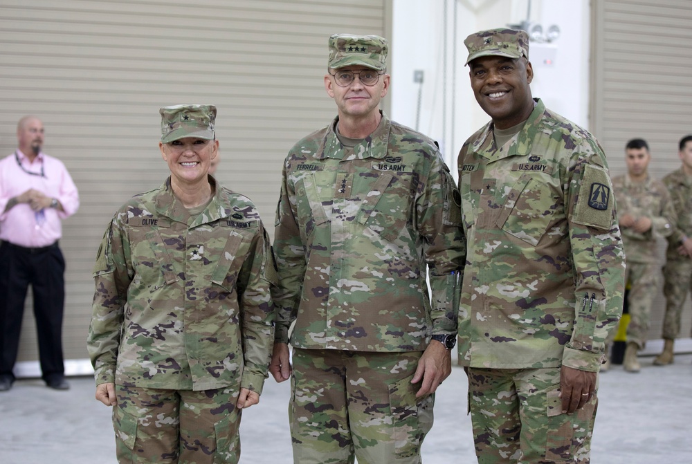 DVIDS - Images - USARCENT Commanding General Poses for Photo with ...