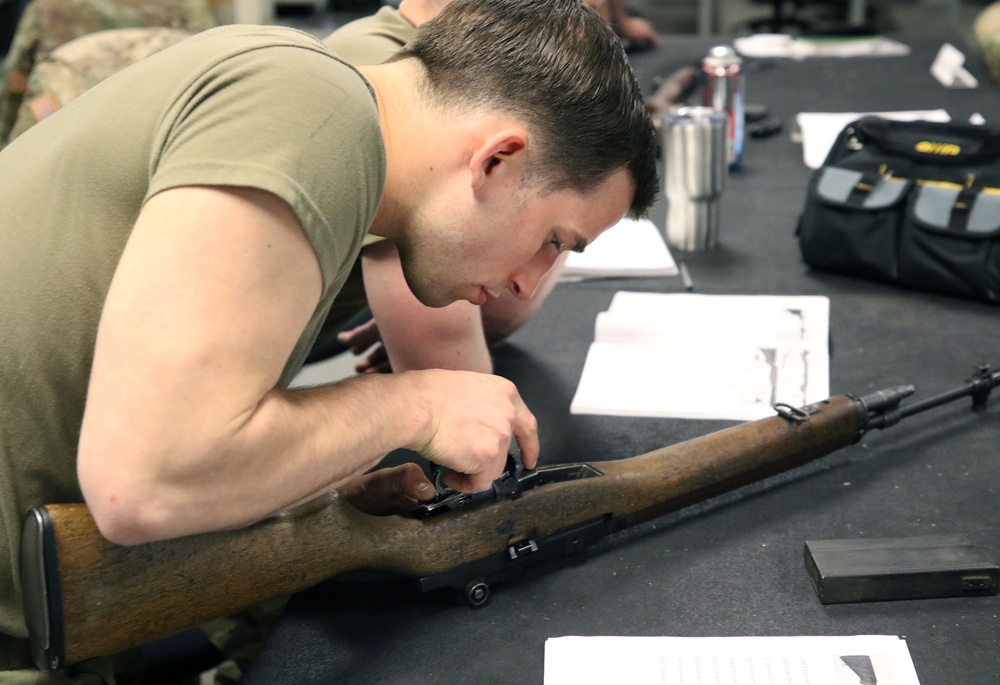 Students Train To Become Weapons Sergeants