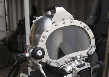 Soldiers Dive Deep for Training