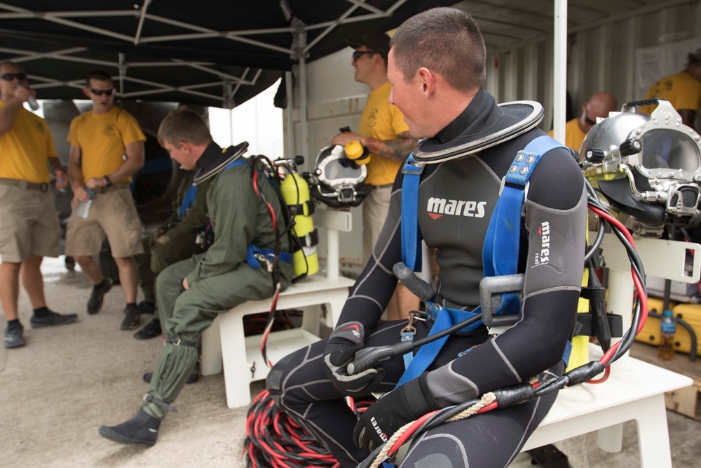 Soldiers Dive Deep for Training