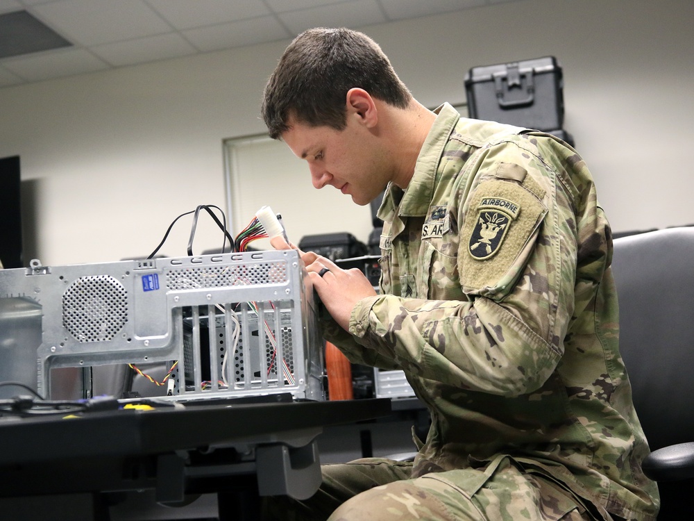 USAJFKSWCS Soldiers Learn Computer Fundamentals