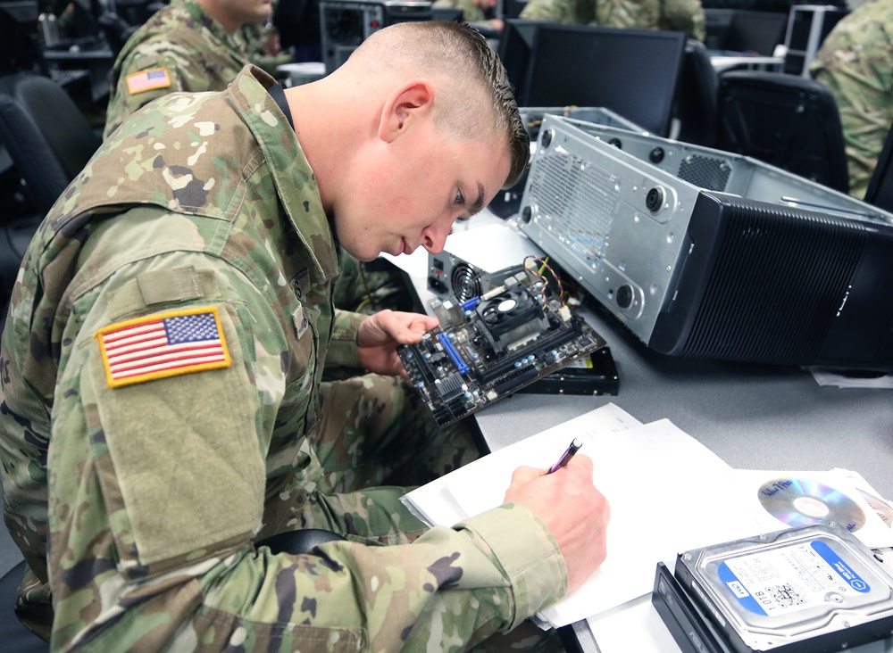 USAJFKSWCS Soldiers Learn Computer Fundamentals