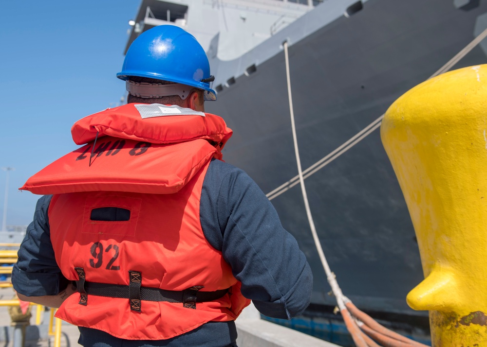 USS Makin Island Sailors Participate in Line Handling