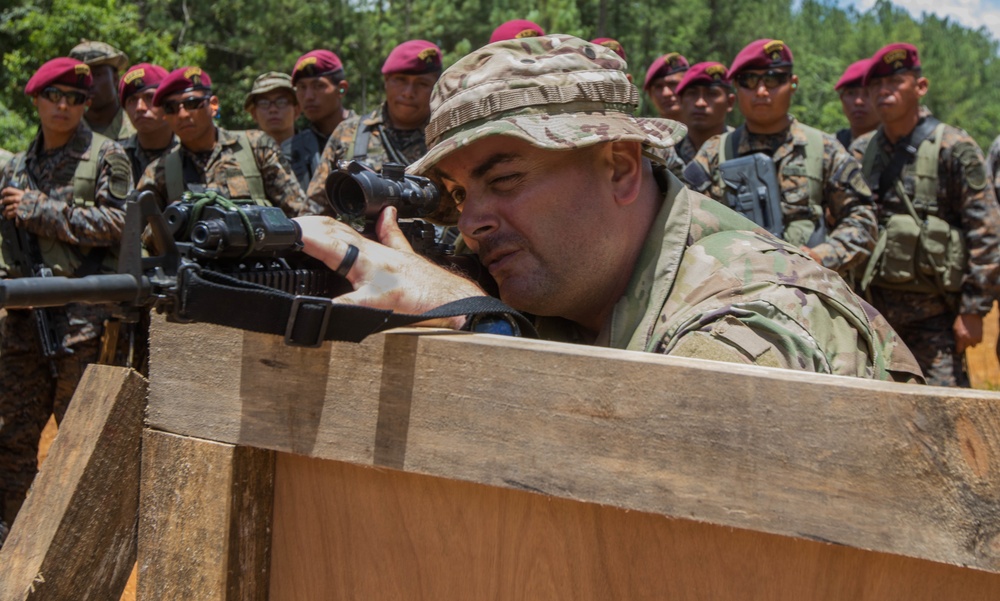 US and Guatemalan soldiers train side-by-side