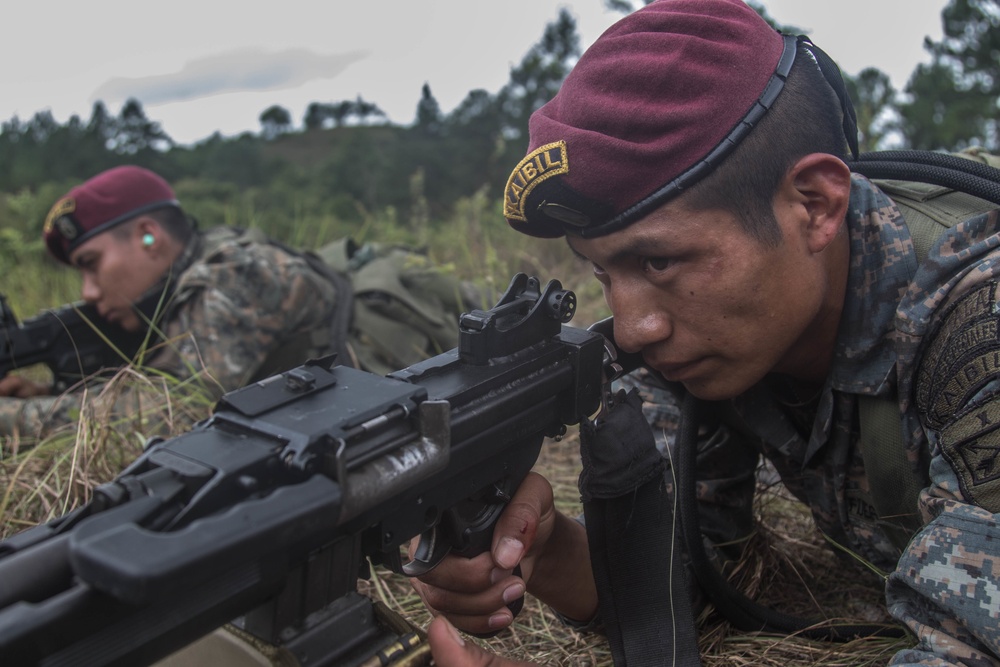 US and Guatemalan soldiers train side-by-side