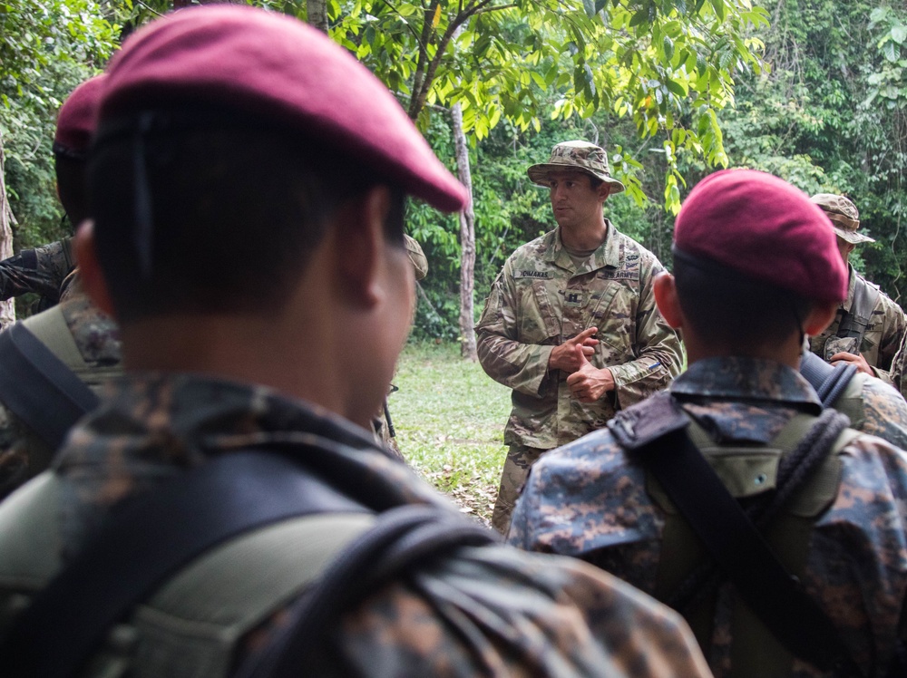 US soldiers trek through jungles with Guatemalan special forces