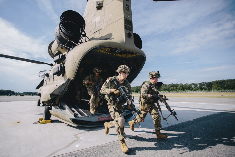 U.S. Army paratroopers conduct cold load training