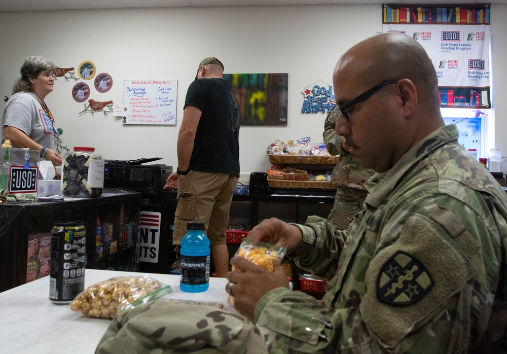 A Navy veteran connects with Soldiers at USO