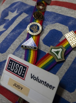 A Navy veteran connects with Soldiers at USO