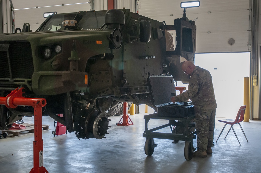 Mechanic Soldiers learn Army's newest vehicle