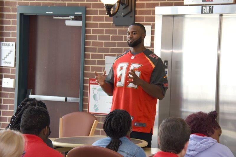 Columbia VAHCS welcomes local NFL player in partnership with Veteran Service Organization