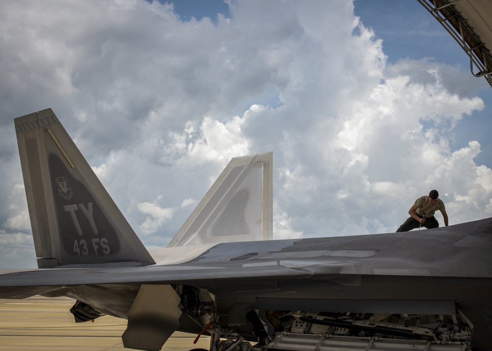 F-22 325th MXS