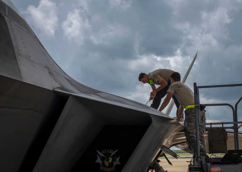 F-22 325th MXS