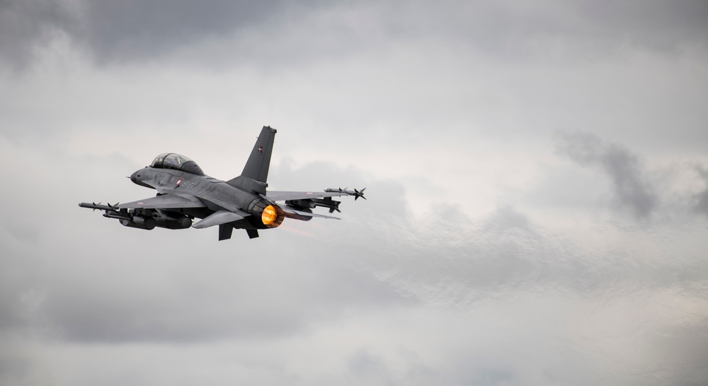 US Air Force Viper Demo Teams F16 Suffers Horizontal Stabilizer Damage  During Display Flight at RIAT 2019  The Aviationist