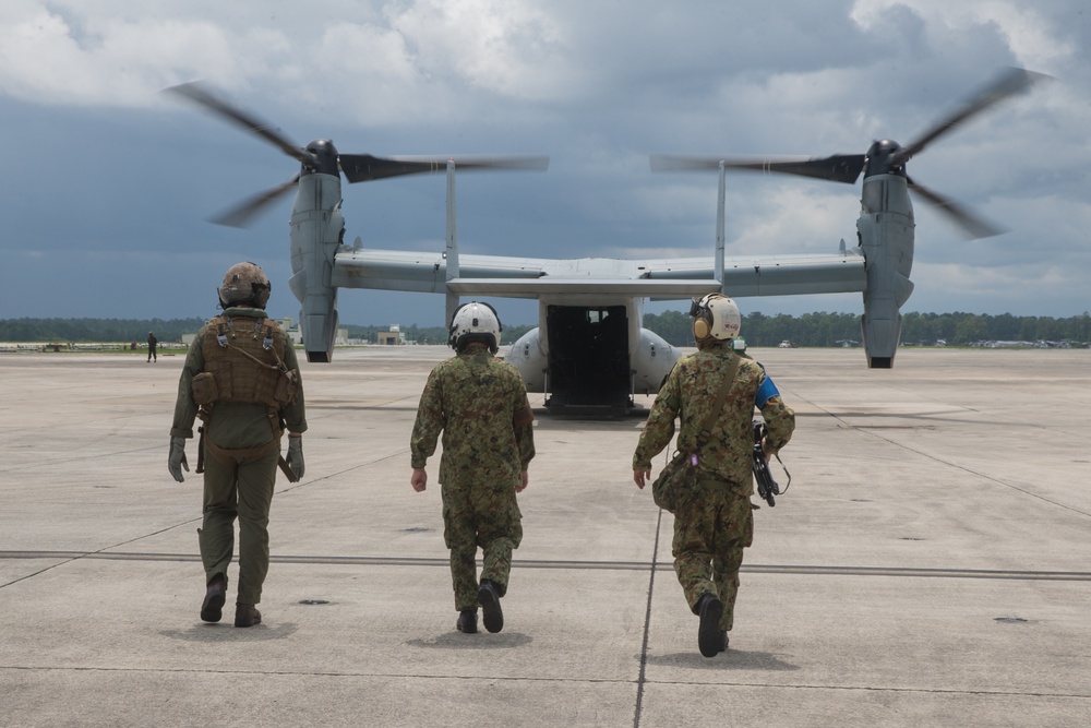 JGSDF trains with VMMT-204