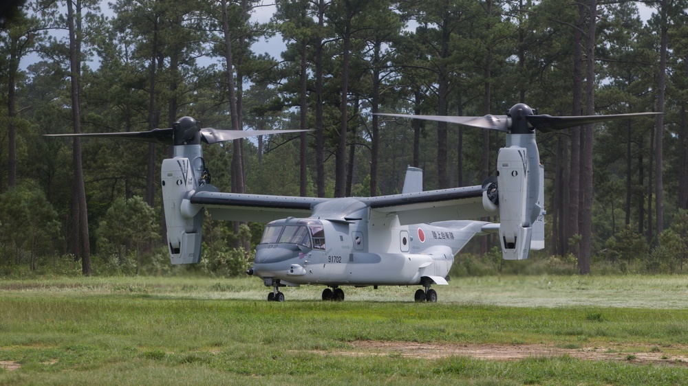 JGSDF trains with VMMT-204