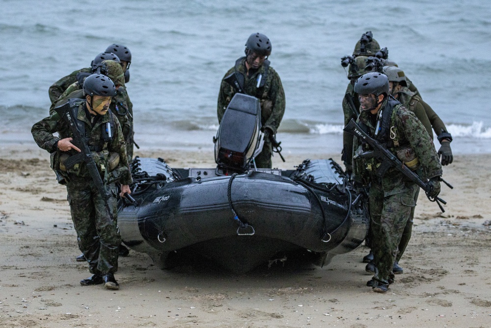 Japan Self Defense Force conducts reconnaissance before partnered beach assault
