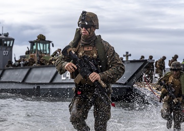 U.S. Marines complete simulated combined amphibious assault, reconnaissance raid in Bowen, Australia