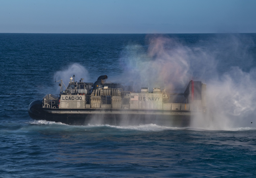 USS Wasp (LHD 1) and (NBU) 7 Conduct LCAC Recovery Operations During Talisman Sabre 2019