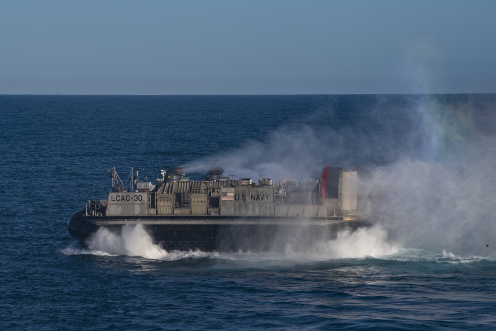 USS Wasp (LHD 1) and (NBU) 7 Conduct LCAC Recovery Operations During Talisman Sabre 2019