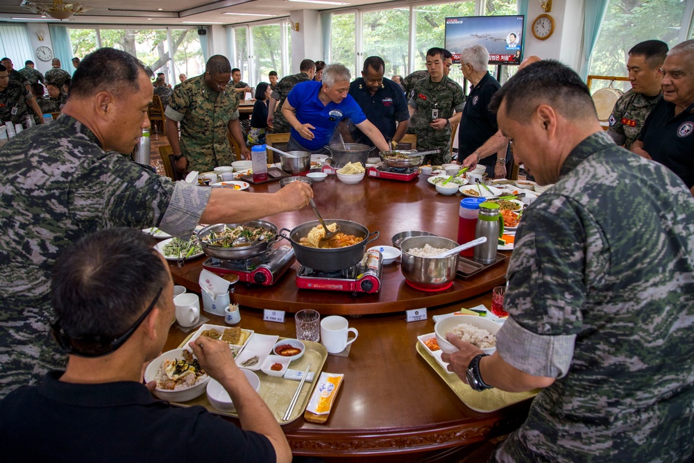 U.S. veterans visit 1st ROK MARDIV Headquarters