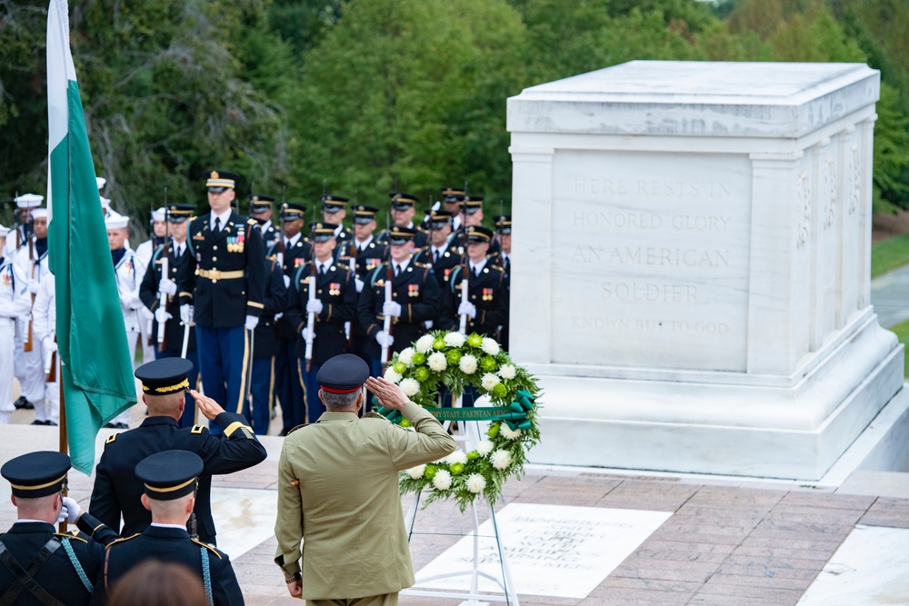 Chief of Army Staff of the Pakistan Army Gen. Qamar Javed Bajwa Participates in an Armed Forces Full Honors Wreath-Laying Ceremony at the Tomb of the Unknown Soldier