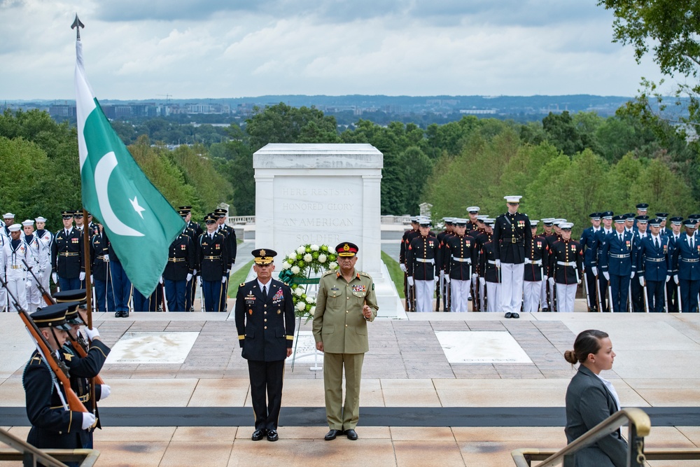 Chief of Army Staff of the Pakistan Army Gen. Qamar Javed Bajwa Participates in an Armed Forces Full Honors Wreath-Laying Ceremony at the Tomb of the Unknown Soldier