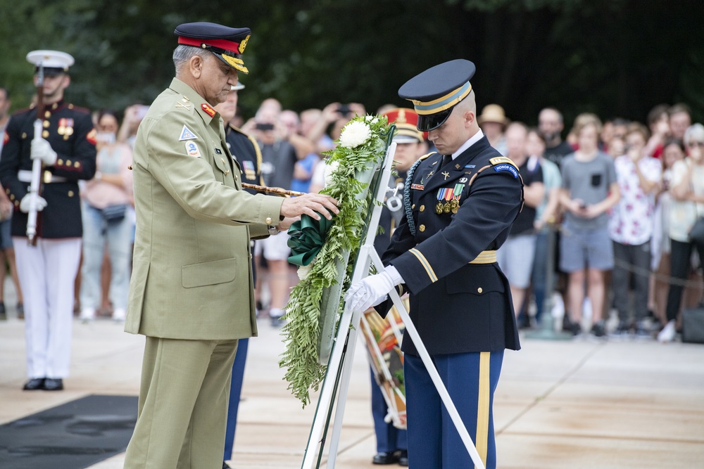 Chief of Army Staff of the Pakistan Army Gen. Qamar Javed Bajwa Participates in an Armed Forces Full Honors Wreath-Laying Ceremony at the Tomb of the Unknown Soldier