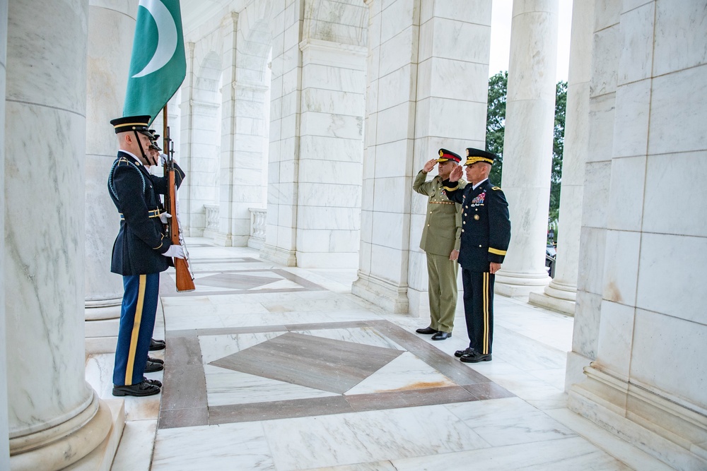 Chief of Army Staff of the Pakistan Army Gen. Qamar Javed Bajwa Participates in an Armed Forces Full Honors Wreath-Laying Ceremony at the Tomb of the Unknown Soldier