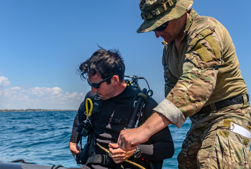 EODMU 8 conducts training to locate simulated mines during Eurasian Partnership Mine Counter Measure Dive 2019