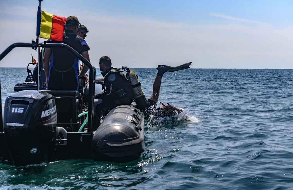 EODMU 8 conducts training to locate simulated mines during Eurasian Partnership Mine Counter Measure Dive 2019