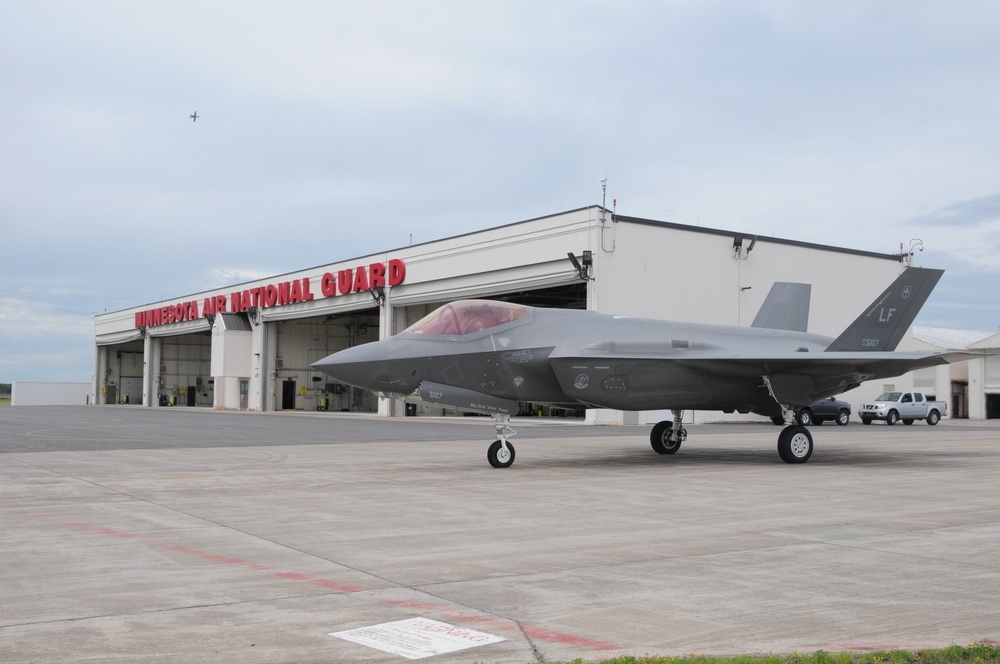 F-35 participates in airshow practice