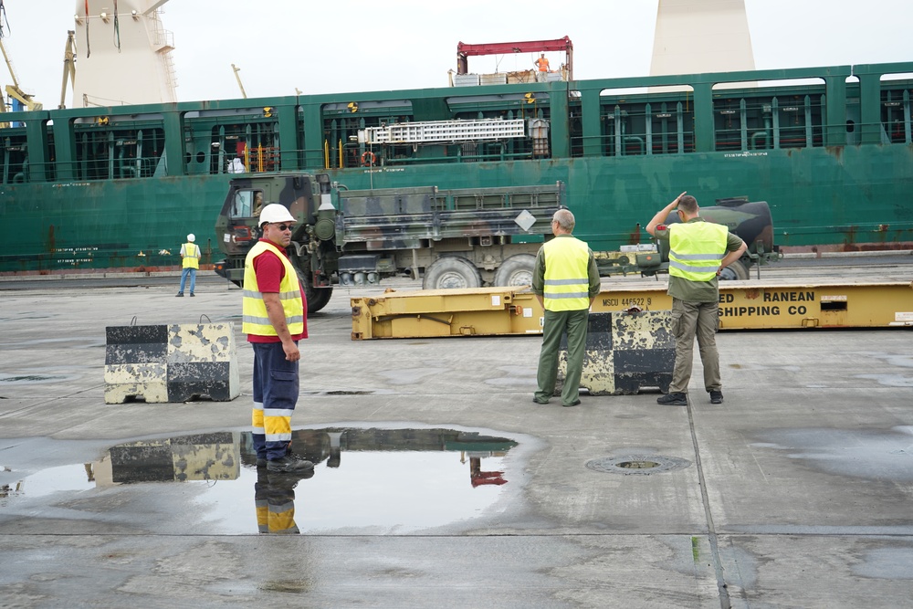 2/2CR unloads vehicles at the Poti port for AS19