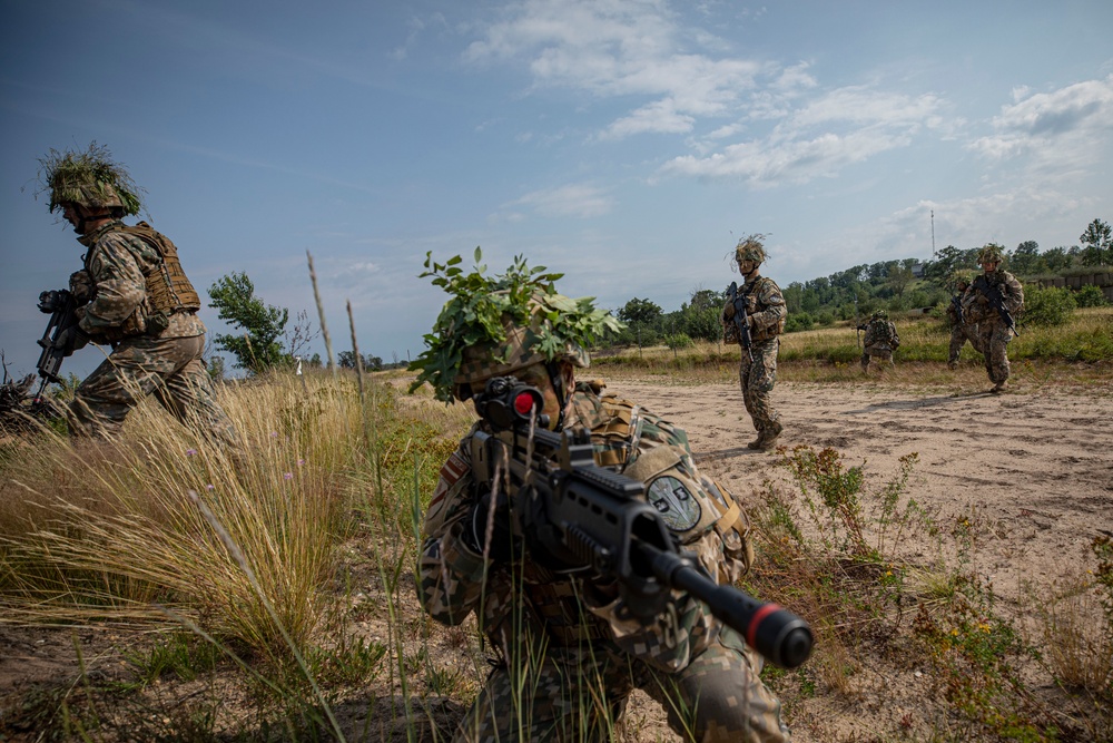 Oklahoma National Guard troops train with Latvian soldiers during Northern Strike 19